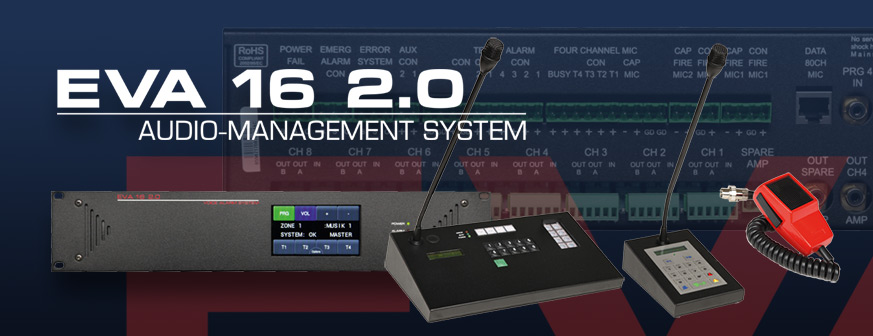 EVA 16 2.0 Audio-Management-System im Rack mit Farbdisplay, daneben Systemsprechstellen und Feuerwehrmikrofon