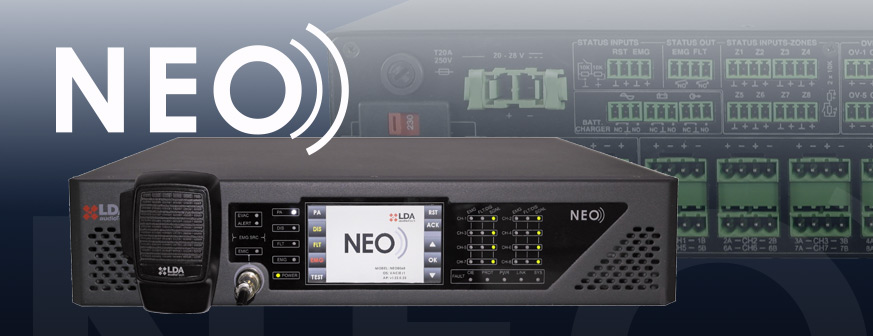 NEO 8060 Zentraleinheit mit Handsprechstelle und Farbdisplay vor der Anschlussseite des Geräts